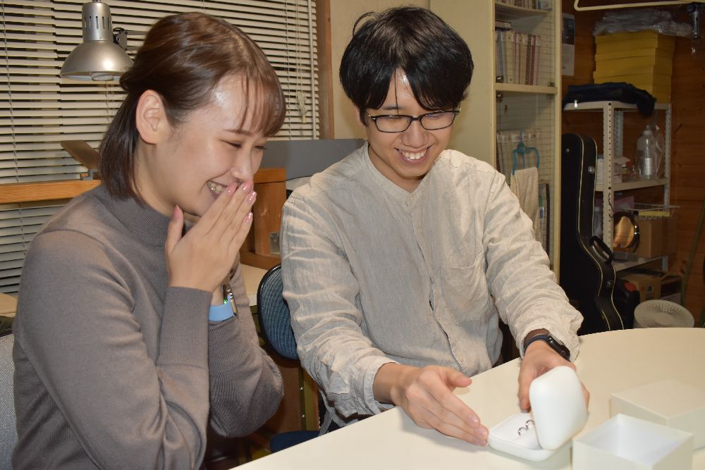 自分たちで手作りした結婚指輪を見た喜びの瞬間221113