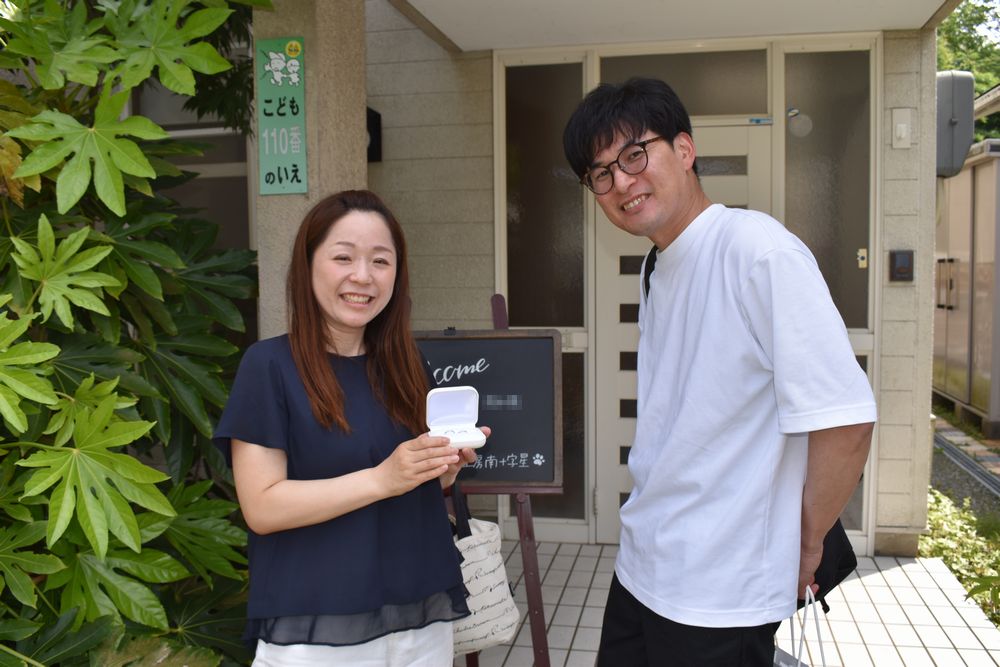 工房の玄関での記念撮影