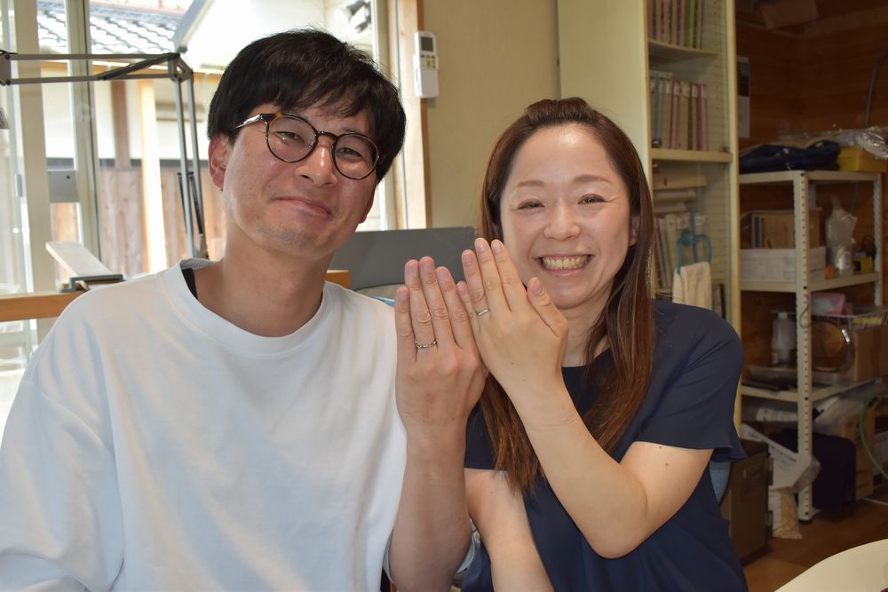 結婚指輪を着けてお喜びのおふたり