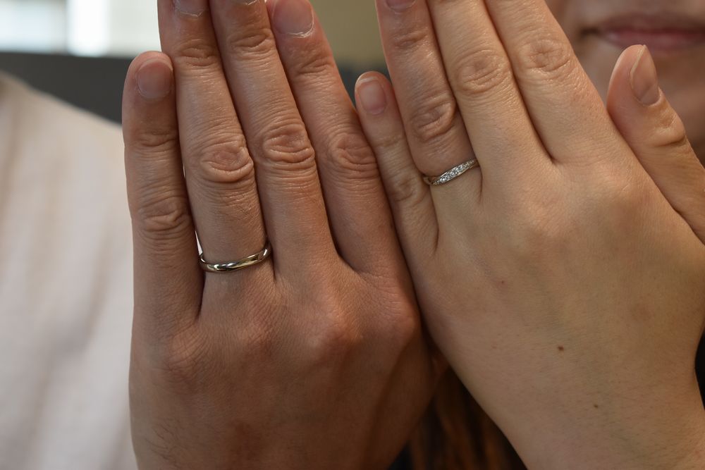 指に着けた結婚指輪